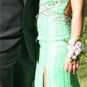 stunning Riva Formal Dress Size 6.